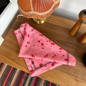 Sidensjal - Söt sjal i siden, använd men i gott skick förutom liten fläck på bild