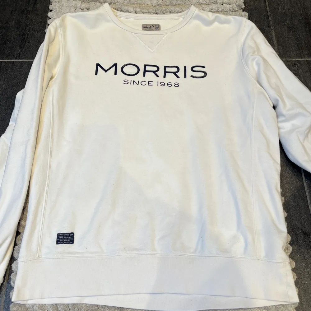 Riktigt schysst tröja från Morris || Storlek: L || Fint skick förutom en anmärkning - se bild 3. Tröjor & Koftor.