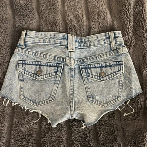 Jeans shorts - Säljer jättefina jeans shorts från Pull & Bear!💕köpte de från zalando men märket är pull & bear, säljer de på grund av att de blivit för små för mig❤️använt dom max 2 gånger 🫶🏼 