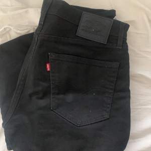 Säljer dessa jeans för jag köpte nya och inte behöver de längre