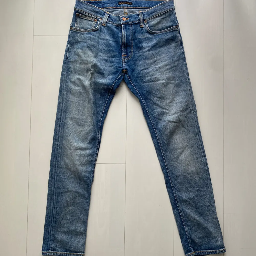 Tja säljer nu dessa sjukt snygga nudie jeans i modellen thinn finn i storlek w33/ L32! Jeansen är i grymt bra skick!  För mer frågor eller bilder är det bara att skriva! Vid snabb affär= billigare pris!. Jeans & Byxor.
