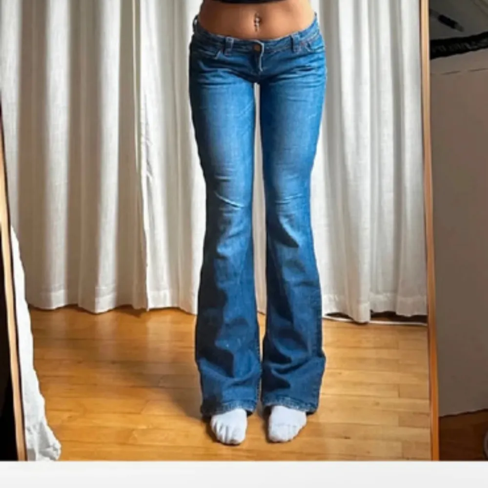 hej säljer vidare de här snygga byxorna då de tyvärr va för stora på mig☺️midjemåtten är 41 cm och tvärsöver innebennen 82cm, hon på bilden är 165cm för fler frågor/bilder skriv privat❤️. Jeans & Byxor.