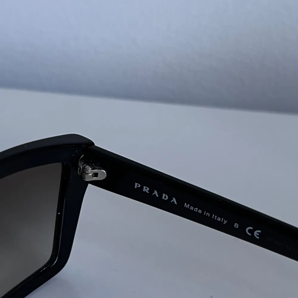 Solglasögon från Prada SS23. Snygg och trendig modell. Väldigt fint skick. Solglasögonfodral ingår. Nypris: 3095kr.. Accessoarer.
