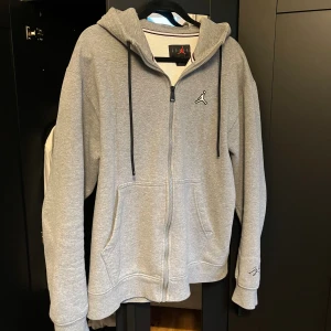 Grå Jordan Zip - Hej säljer denna Fina Gråa Jordan zipen som inte kommer till användning längre, tröjan är sparsamt använd och är i fint skick. Skriv gärna vid ytterligare bilder eller frågor!