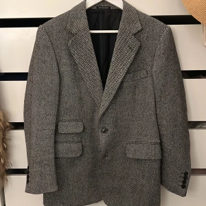 Kavaj från Oscar Jacobson - Rensar ut gaderoben. Kavaj från Oscar Jacobson i storlek 46 i ull. 