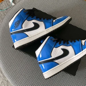 Jordan 1 signal blue  - Jordan 1 mid signal blue Stl 42 är som nyskick!  Box medföljer såklart, köpta på merch sweden för 4500