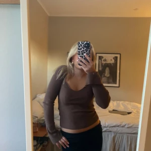 Brun stickad tröja Gina Tricot - Supersnygg och mjuk tröja från Gina tricot som knappt är använd!! Jättesnygg slits i ärmarna!🥰🥰💕