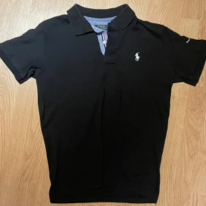 Polo piké - Bra skick. Skönt material. Passar folk med storlek M och S även fast den är L. Riktigt snygg!