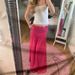 Långkjol - Säljer denna kjol som även har band så man kan använda den som klänning. 