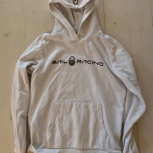 Sail racing hoodie  - Vit hoodie i väldigt bra skick där det vita fortfarande är vitt.