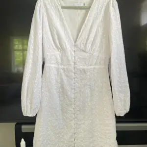 Vila ViMalina klänning i vitt. Använd en gång. Stl 38
