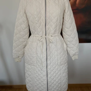 Snygg kappa i fin kvalitet - Mjuk å följsam kappa i snygg modell  Endast använd få ggr