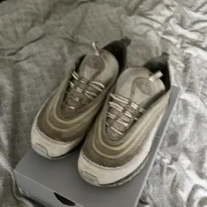 Nike skor vita Lotte smutsig och använda men dom är fortfarande i bra skit du kan få dom i en låna om du vill 