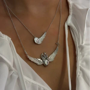 Halsband ioaku - Ett superfint halsband från märket ioaku. Köptes i julas och har använts fåtal gånger. Säljer pga jag passar bättre i guld❤️ Kostade 599kr. Använd ”köp nu”!❤️