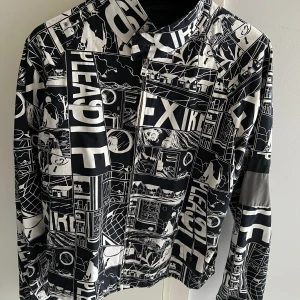 Black Divisa Comics Jacket [Prada] - Säljer denna då jag främst använder den i Beige.  Varsamt använd  Tunnjacka från Prada - Fodret på insidan är likt en kavaj, så sjukt skön och stilren - Stolrek 48, Cropped, sitter perfekt till midjan på mig (177) - Unik