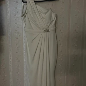 vit lång klänning - super elegant o fin klänning från Estelle fashion. använd endast en gång så är fortfarande i mycket bra skicka. Super fin att ha till sin mottagning eller bal💕 köpt för 1599