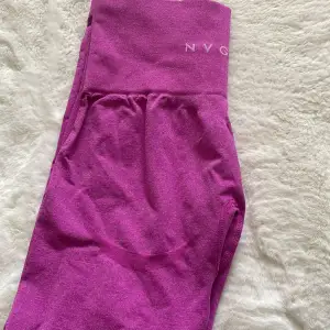 Rosa tränings leggings från Nvgtn säljer pga inte kommer till anvisning längre, sitter bra och är stretchiga i materialet 