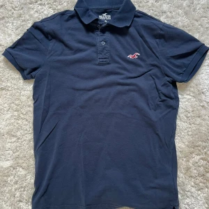 Pikétröja  - Snygg pikétröja i storlek M från hollister  Använd en gång, inga defekter 