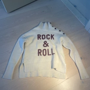 Zadig tröja - Beige zadig tröja med röda detaljer i storlek 138/140, den är i bra skick förutom att den är nopprig.