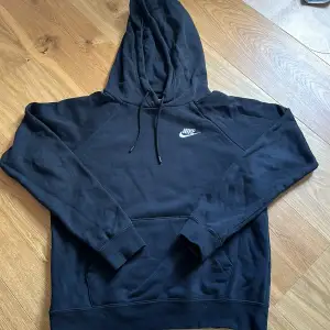 Svart Nike-hoodie, endast använd någon enstaka gång så är i princip ny. Nypris: 599kr