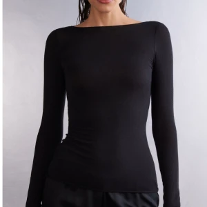 Intimissimi Cashmir - Säljer min svarta Intimissimi cashmir tröja, stl S 🖤