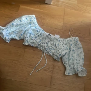 sommartopp - säljer denna söta topp från Ginatricot som inte säljs längre, i storlek 32. Aldrig använd och prislapp sitter kvar på 