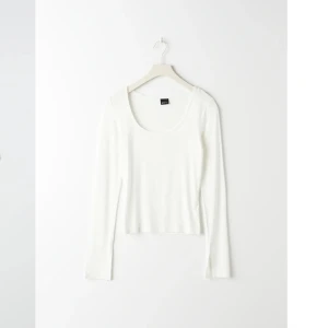 Vit långärmad Gina Tricot  - En super fin och skön vit långärmad med slits vid armarnas slut, storlek M, använda ungefär 5 gånger, säljes pågrund av för liten!🩷