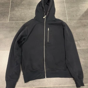 Sail racing hoodie - Hej jag säljer min snygg sail racing hoodie. Den ör lite solblekt men är väldigt skön.  Skick: 7/10 Nypris: 1299