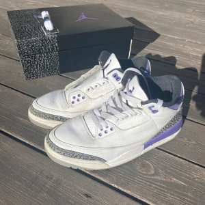 Jordan 3 Dark Iris - Jordan 3 dark iris i storlek 43. Köpta från SNKRS appen. Man får med helt nya snören och skolådan. Dom är välanvända därför lågt pris. Det är även hål i på insidan i hälkappan, se sista bilden. Nypris 2249 säljer för 200