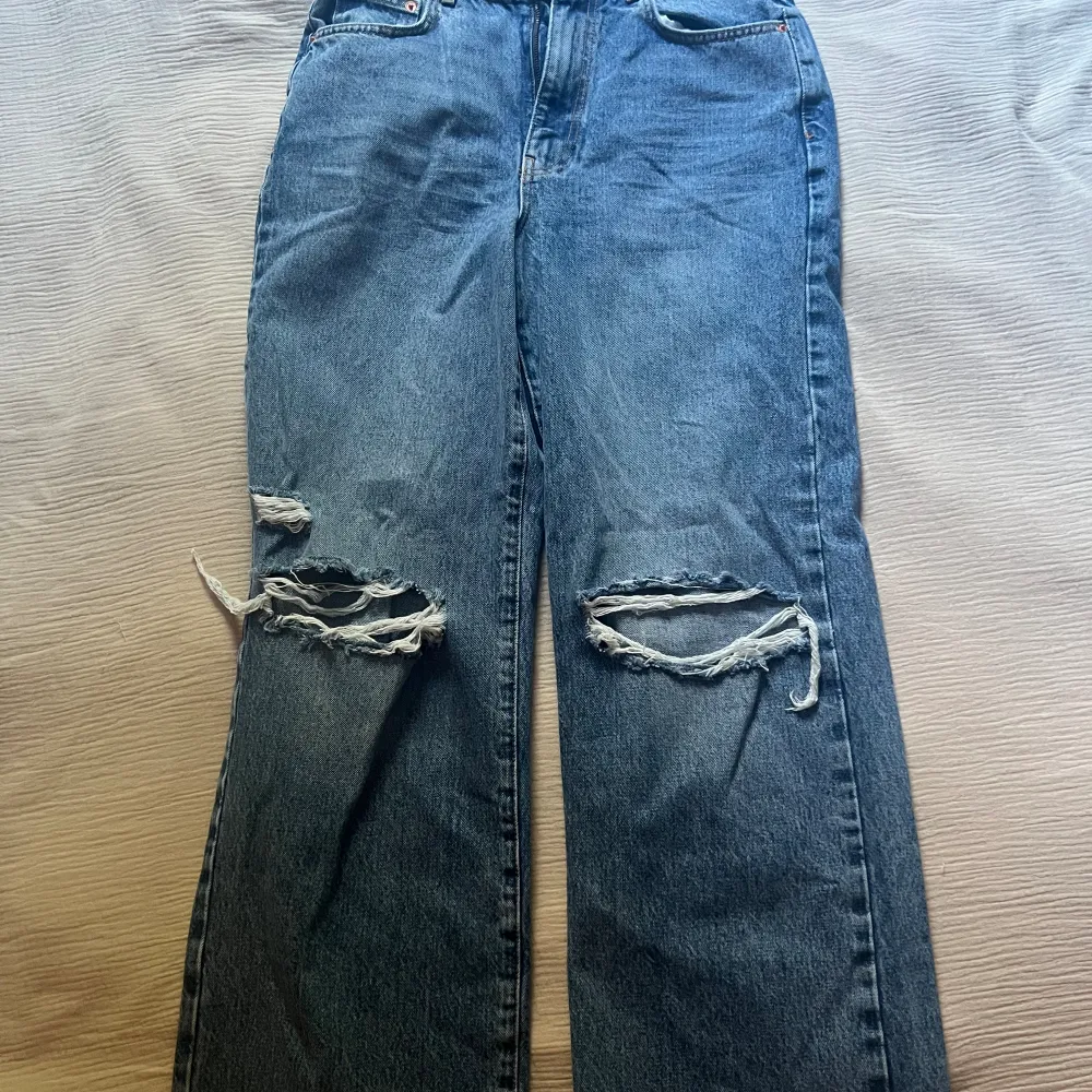 Säljer gina tricot perfect flare/wide jeans. Har använt de 2 gånger och de är o perfekt skick 💕 Är storlek 40 men passar mig jätte bra som är storlek 38.. Jeans & Byxor.