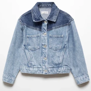 Mango - Så cool jeansjacka ifrån Mango i strl M som inte kommer till användning, nyskick 🤍Nypris: 500kr