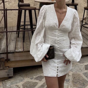 Adoore klänning - Denna klänning är så fin och perfekt till midsommar, sitter jättefint på alla!😩💕 Har precis köpt den men valt att sälja då jag köpte två stycken i olika storlekar. Priset kan diskuteras vid försäljning!