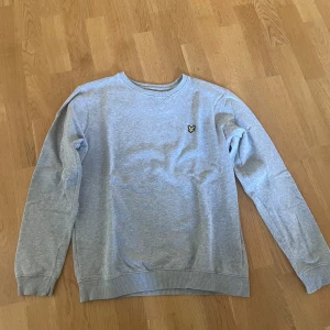 Lyle&scott sweatshirt  - Använd ett fåtal gånger, säljer pga att den har blivit förliten. Storlek står på lappen