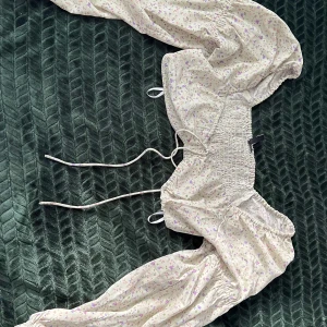 Topp blus - Oanvänd men testad. Köpt på madlady men från pieces. Gulligt fluffiga armar. Sitter precis runt bröst och byst. Justerbar rygg så det passar fler kroppar. Grön med små blommor på.