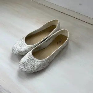 Vita ballerina skor med spets. Använda fåtal gånger, passar perfekt på skolavslutning!