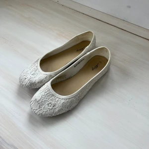 Ballerina skor - Vita ballerina skor med spets. Använda fåtal gånger, passar perfekt på skolavslutning!