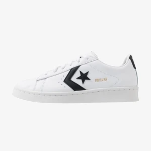Converse sneakers - Säljer dessa converse sneakers som endast är använda en gång, de är i väldigt bra skick! Skriv privat för egna bilder 💘 nypris 950kr