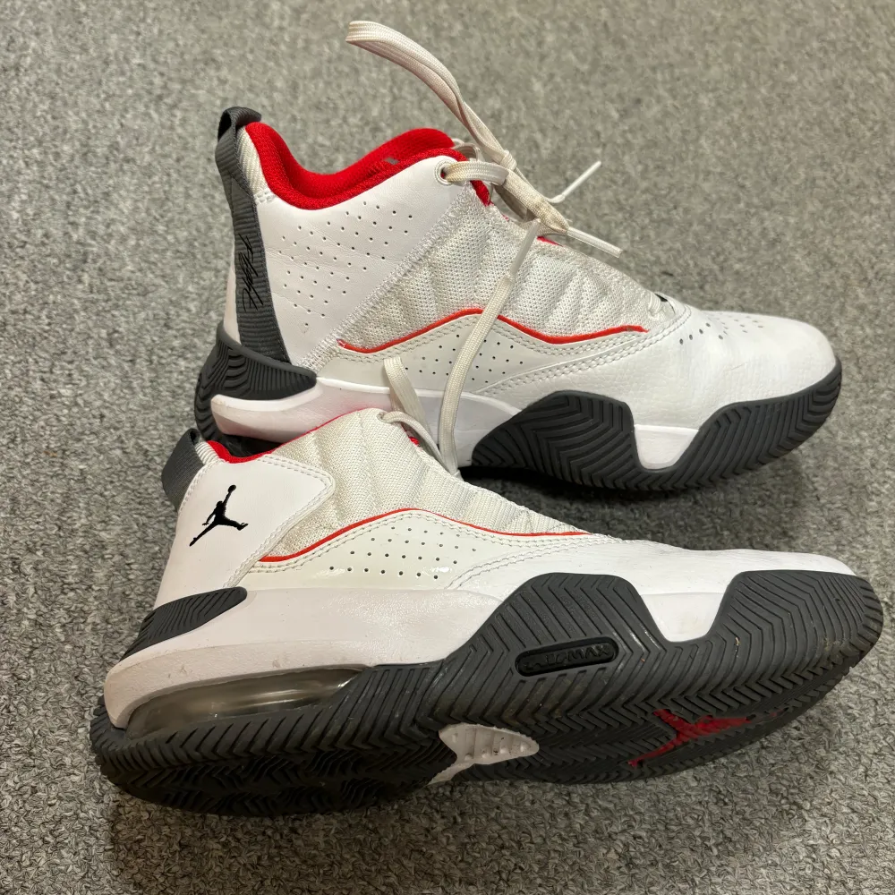 Jordan skor Använda några gånger (5gng) Basket skor Säljer för att dem var för små  Storlek 36 . Skor.