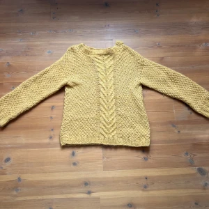 Stickad tröja - Hemmastickad tröja i senapsgul färg, passar S-M och är då fortfarande lite oversize! 