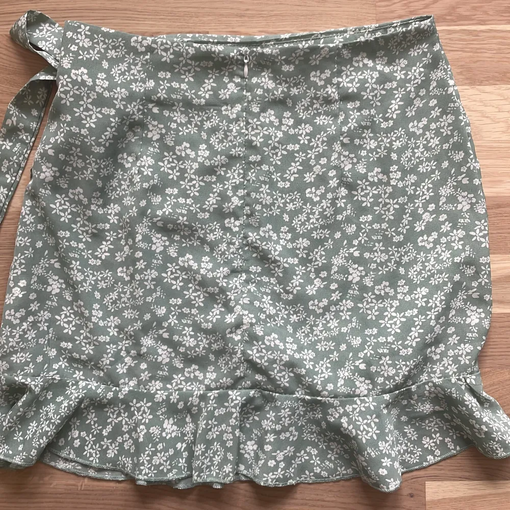 Grön blommig kjol från Shein. Fint skick, storlek xs. Kjolar.