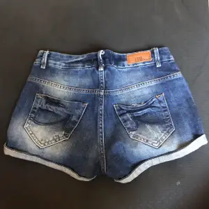 Så snygga jeans shorts från LTB. Säljer då de inte sitter så bra på mig. Fint skick! Kom privat ifall du vill se fler bilder 💘