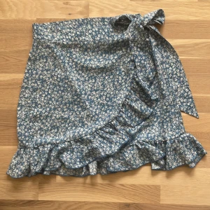 Kjol - Blå blommig kjol från shein. Bra skick, storlek S