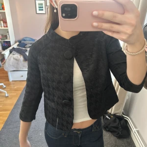 Trekvartsärmad jacka  - Trekvarts ärmad jacka/kofta, perfekt nu till våren ❣️ storlek 34