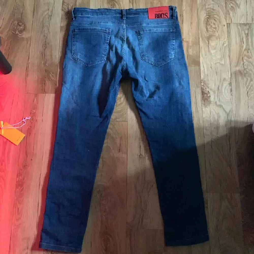 Säljer mina dsq2 jeans som är i skicket 9/10, storleken sitter som m typ. Vid ytterligare frågor är det bara att höra av sig🤝. Jeans & Byxor.