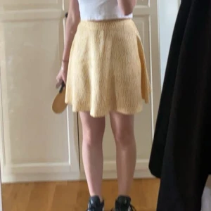 Blommig kjol  - Väldigt fin vit blommig kjol från NA-KD💛Använd få gånger, säljer pga för liten i midjan.  