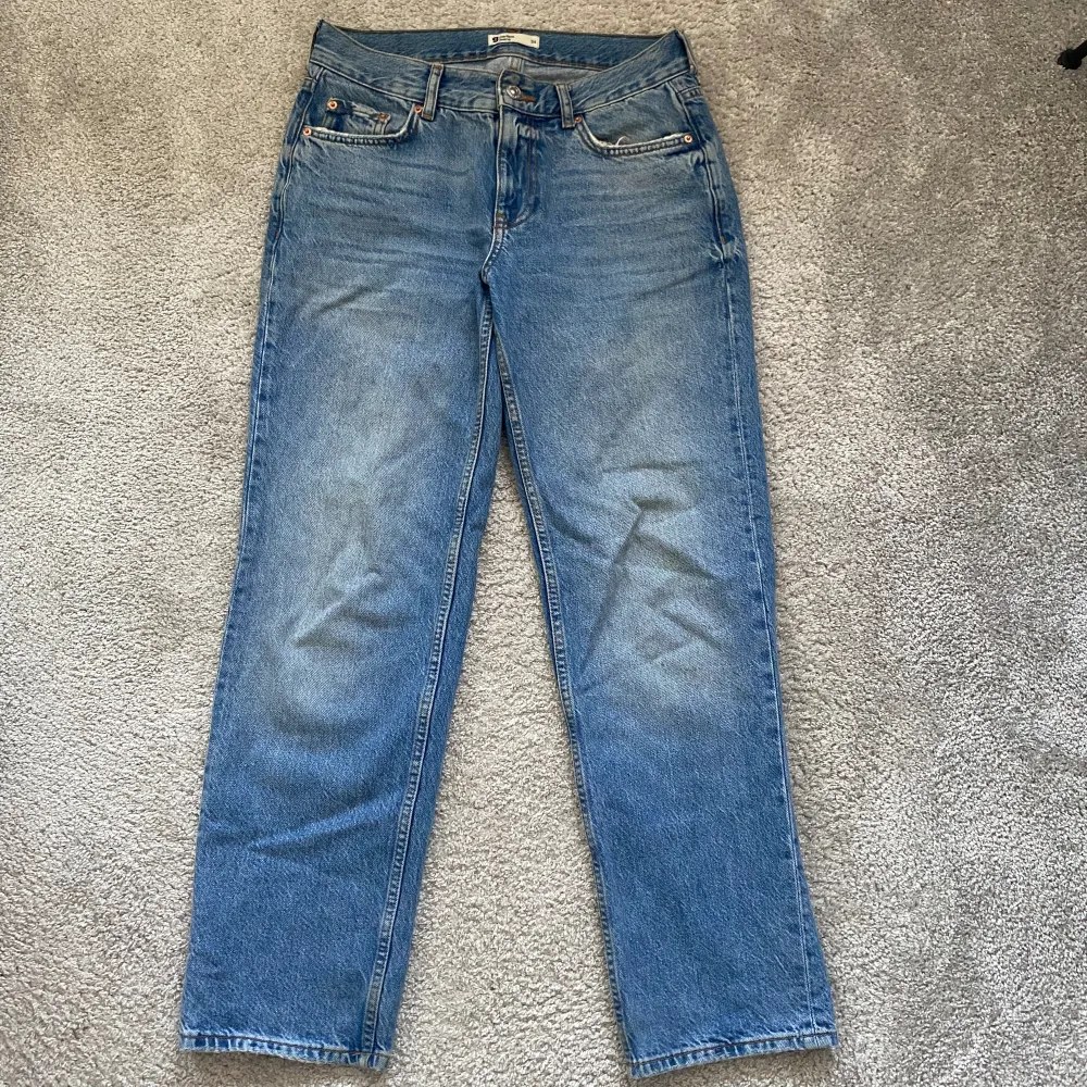 Raka lågmidjade jeans från Gina Tricot. Använda fåtal gånger, jättefin kvalitet. Säljer då de är lite stora. Jeans & Byxor.