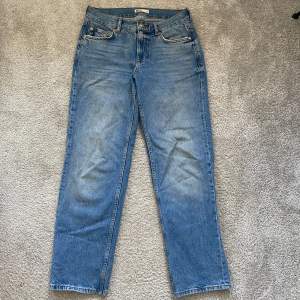 Raka lågmidjade jeans från Gina Tricot. Använda fåtal gånger, jättefin kvalitet. Säljer då de är lite stora