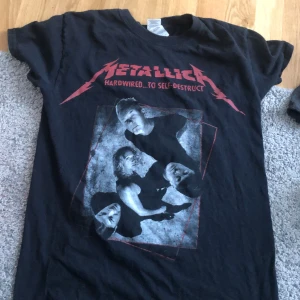 Metallica Tröja  - S,köptes 3/4 år sen har inte haft den på mig så många gånger. köptes för 300kr så jag säljer den för 190 kr men priset kan diskuteras!