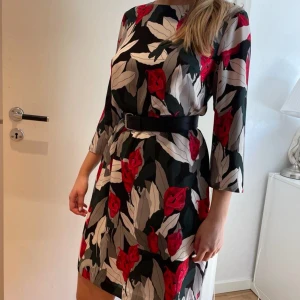 Sommarklänning  - Sommarklänning ifrån Mk Stockholm LM, storlek 38 nypris 1200kr💞🫧