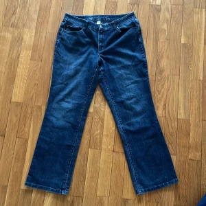 köpte på second hand och har använt typ 5 gånger - Baggy byxor i storlek 14 vet inte vad det betyder men dom passar mig bra och har 32/32. Dom har små märken nere vid fötterna.